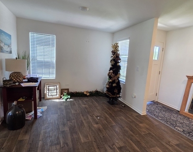 1801 Turtle Creek Drive - Photo Thumbnail 11
