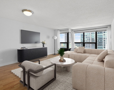 30 E Huron Street - Photo Thumbnail 4