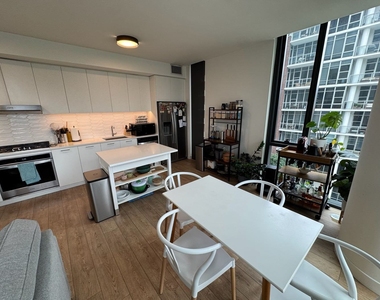 855 W Madison Street - Photo Thumbnail 5