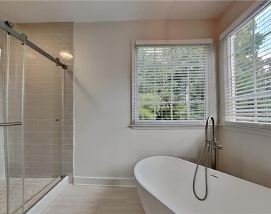 1025 Russell Point - Photo Thumbnail 8