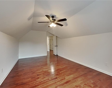 1025 Russell Point - Photo Thumbnail 14