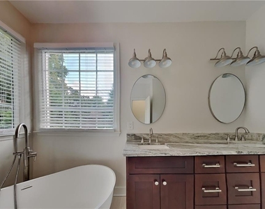 1025 Russell Point - Photo Thumbnail 7