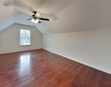 1025 Russell Point - Photo Thumbnail 13