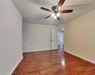 1025 Russell Point - Photo Thumbnail 10