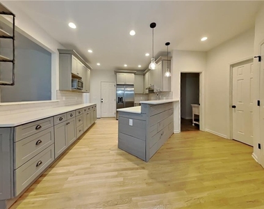 1025 Russell Point - Photo Thumbnail 3