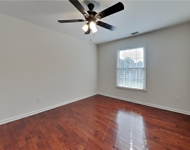 1025 Russell Point - Photo Thumbnail 16