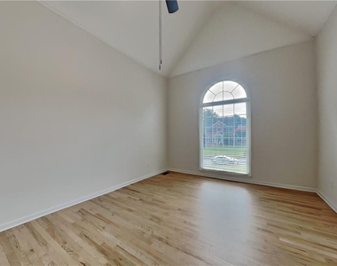 1025 Russell Point - Photo Thumbnail 6