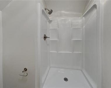 1025 Russell Point - Photo Thumbnail 12