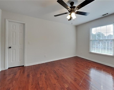 1025 Russell Point - Photo Thumbnail 15