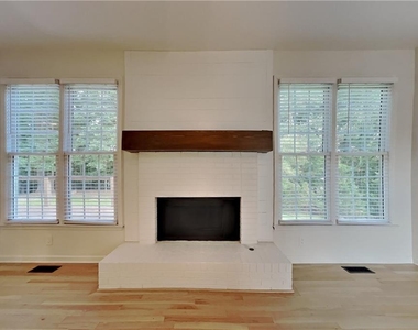 1025 Russell Point - Photo Thumbnail 2