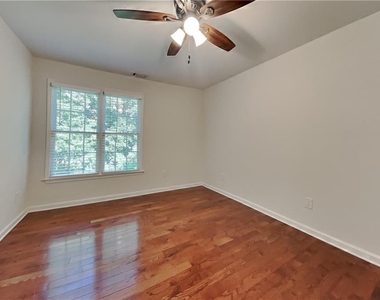 1025 Russell Point - Photo Thumbnail 9