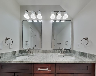 1025 Russell Point - Photo Thumbnail 19