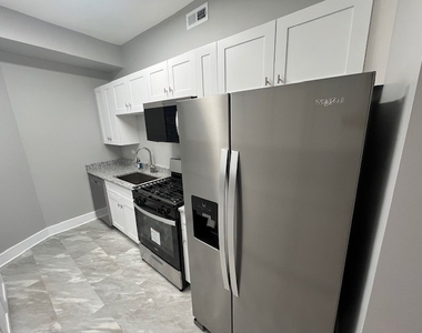 926 W Belle Plaine Avenue - Photo Thumbnail 5