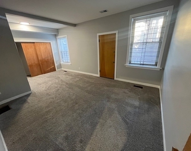 926 W Belle Plaine Avenue - Photo Thumbnail 15