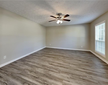 105 Meadow Crest Court - Photo Thumbnail 4