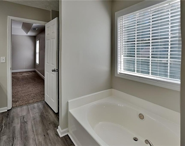 105 Meadow Crest Court - Photo Thumbnail 14