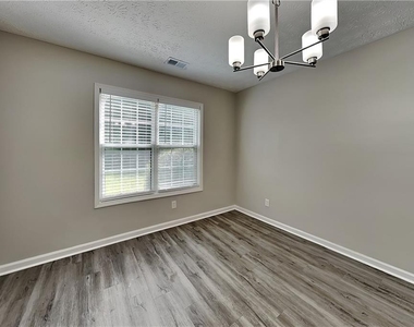105 Meadow Crest Court - Photo Thumbnail 7