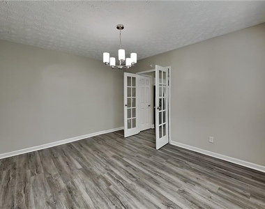 105 Meadow Crest Court - Photo Thumbnail 8