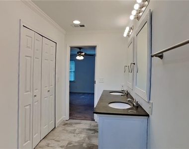 4709 Crest Knoll Drive Se - Photo Thumbnail 8