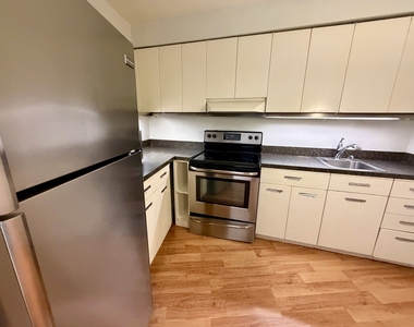 300 N State Street - Photo Thumbnail 7