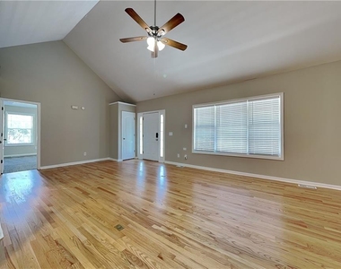 112 Hickory View Lane - Photo Thumbnail 2