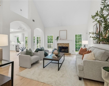 2530 Wellsley Lane - Photo Thumbnail 8