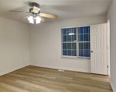 1818 Crescent Hill Drive Nw - Photo Thumbnail 7
