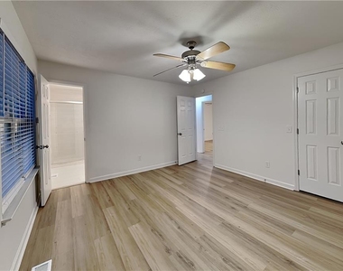 1818 Crescent Hill Drive Nw - Photo Thumbnail 6
