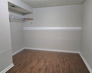 2982 Hillwood Drive - Photo Thumbnail 17