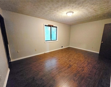 2982 Hillwood Drive - Photo Thumbnail 11