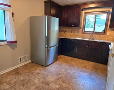 2982 Hillwood Drive - Photo Thumbnail 4