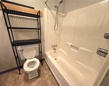 2982 Hillwood Drive - Photo Thumbnail 9
