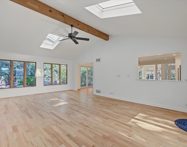1009 Douglas Avenue - Photo Thumbnail 11
