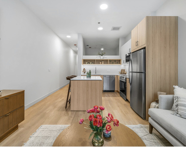 111 W Illinois Street - Photo Thumbnail 5