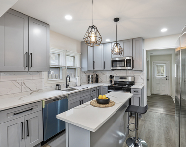 366 N Hemlock Avenue - Photo Thumbnail 5