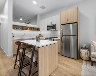 111 W Illinois Street - Photo Thumbnail 5
