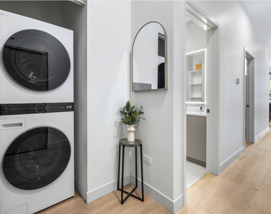 111 W Illinois Street - Photo Thumbnail 9