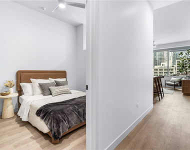 111 W Illinois Street - Photo Thumbnail 6