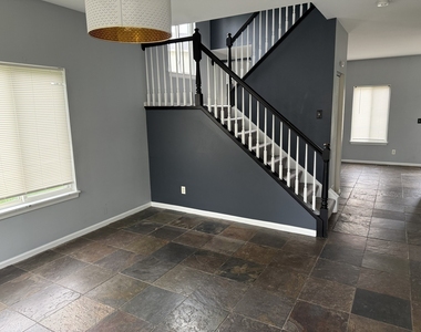 384 Reston Circle - Photo Thumbnail 3