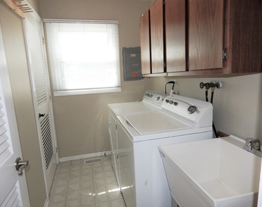 920 Chaucer Way - Photo Thumbnail 14