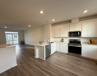 553 Yosemite Way - Photo Thumbnail 1