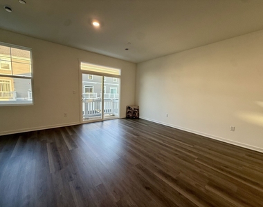 553 Yosemite Way - Photo Thumbnail 5