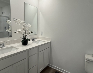 553 Yosemite Way - Photo Thumbnail 13