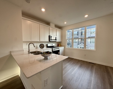 553 Yosemite Way - Photo Thumbnail 3