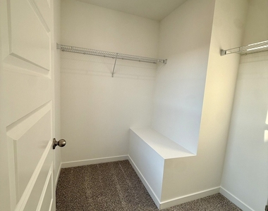 553 Yosemite Way - Photo Thumbnail 12