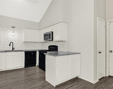 8111 Furlong Lane - Photo Thumbnail 5