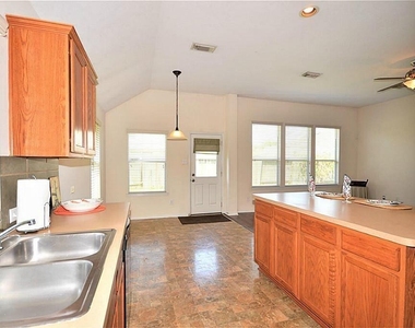 2608 Courtyard Lane - Photo Thumbnail 3