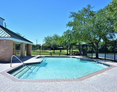 2608 Courtyard Lane - Photo Thumbnail 15