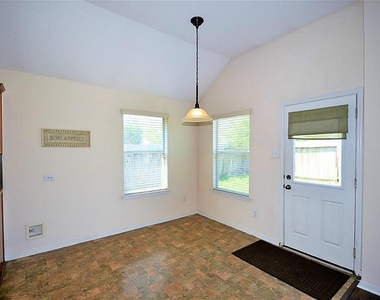 2608 Courtyard Lane - Photo Thumbnail 6