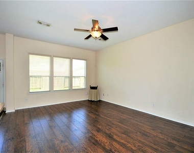 2608 Courtyard Lane - Photo Thumbnail 2